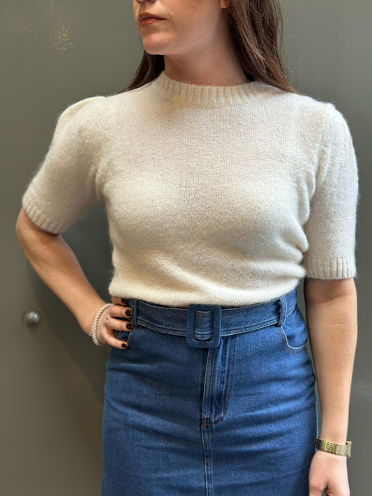 Amaya Amsterdam Summer Knit in wit, zachte en veelzijdige basic met flatterende pasvorm