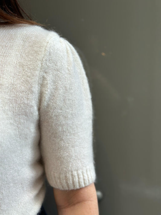 Amaya Amsterdam Summer Knit in wit, zachte en veelzijdige basic met flatterende pasvorm